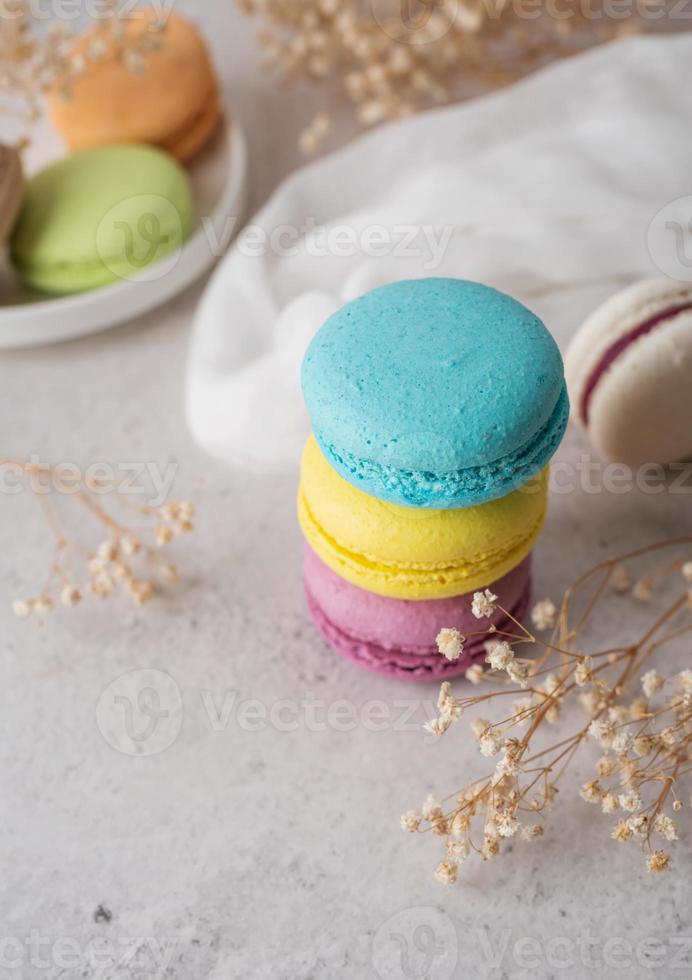 pila di macarons, amaretti french cookie foto