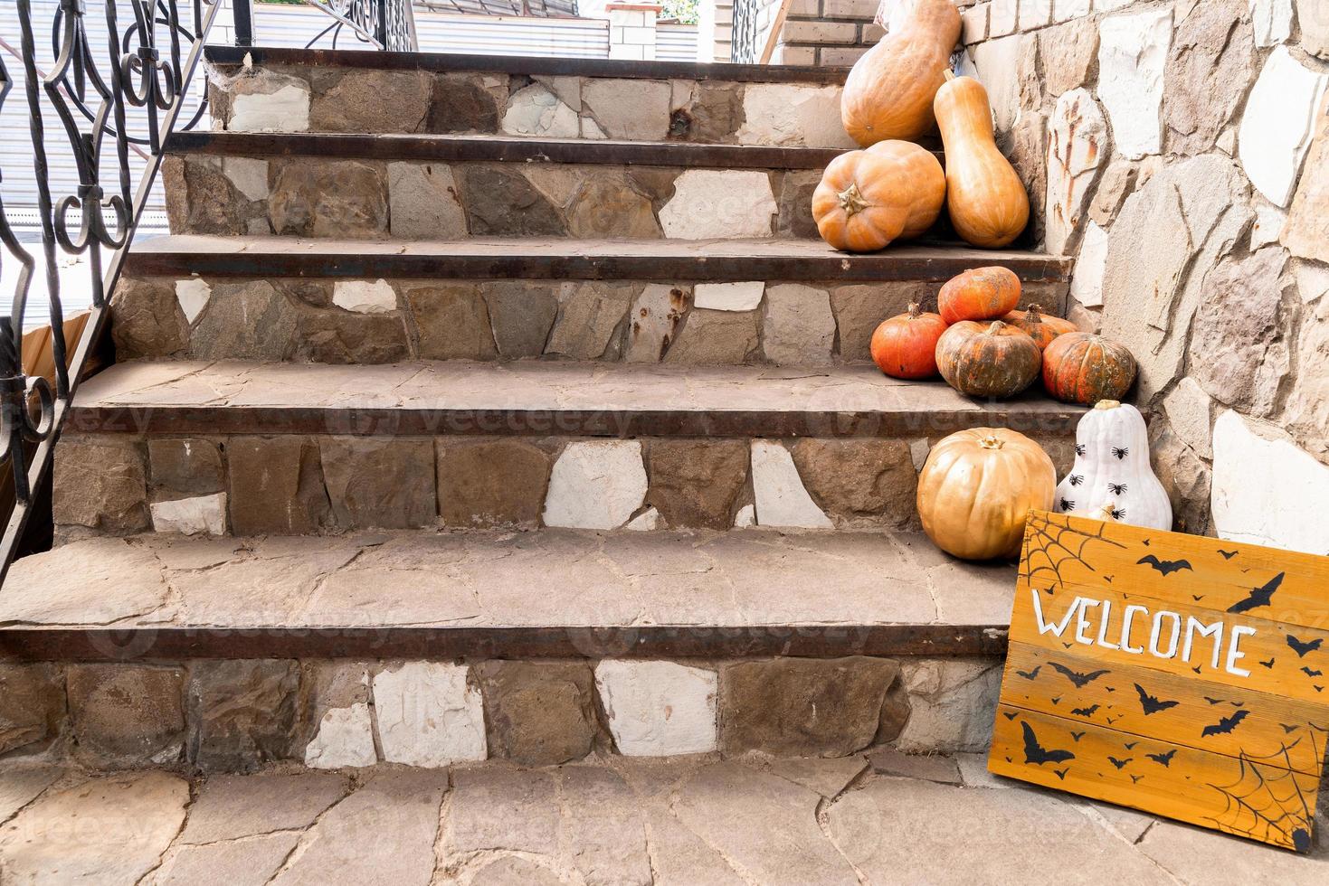 zucche di halloween e decorazioni sui gradini di casa foto