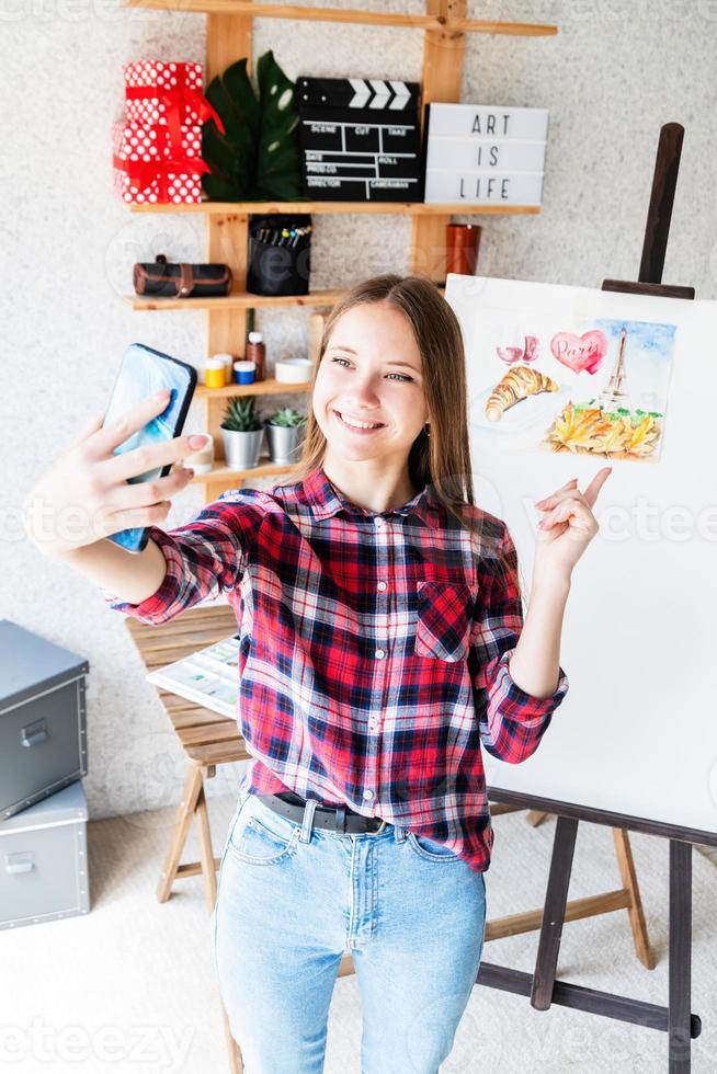 giovane artista che si fa un selfie con la sua foto