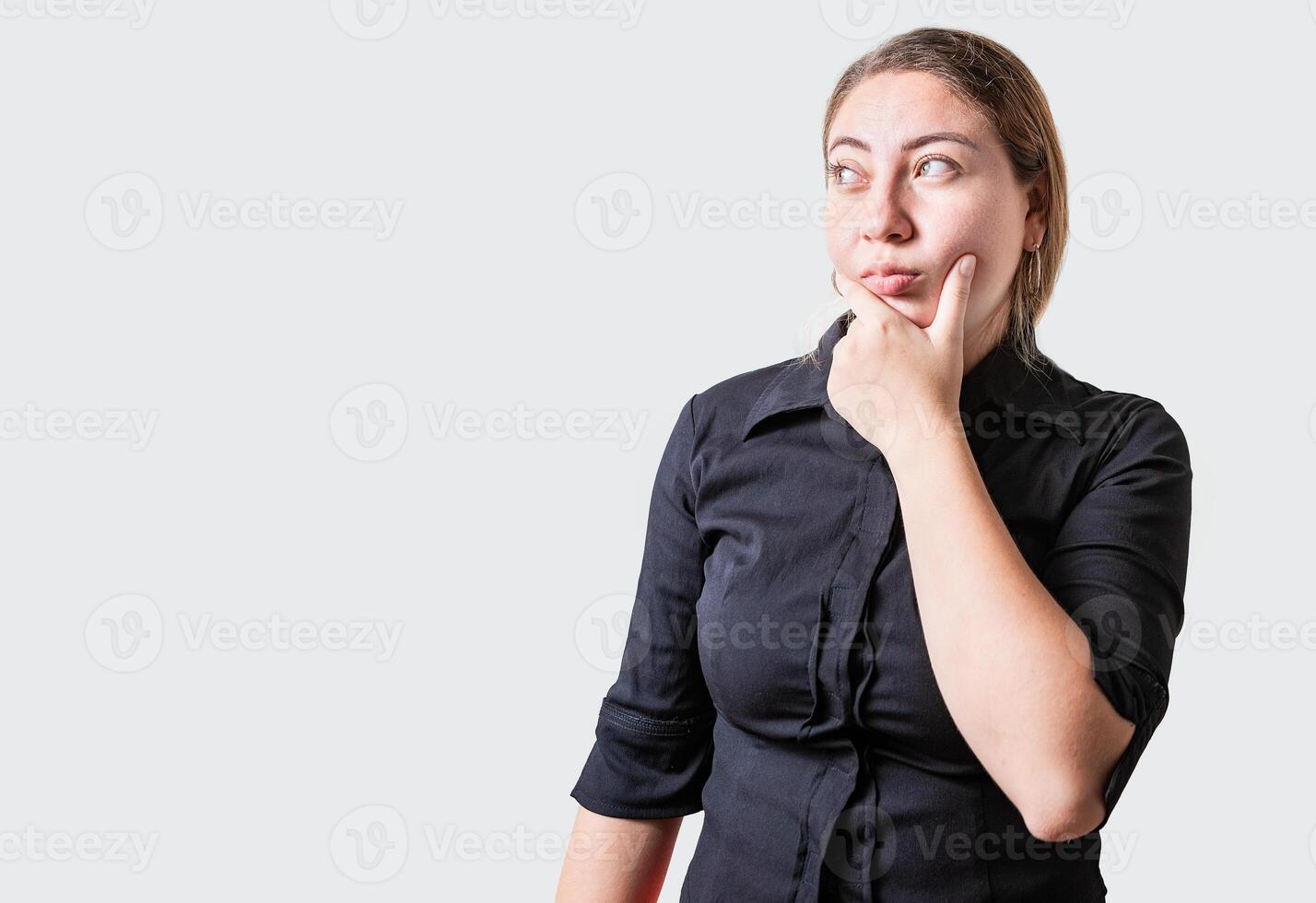 giovane donna pensiero con mano su mento isolato. riflessivo bellissimo ragazza con mano su mento isolato foto