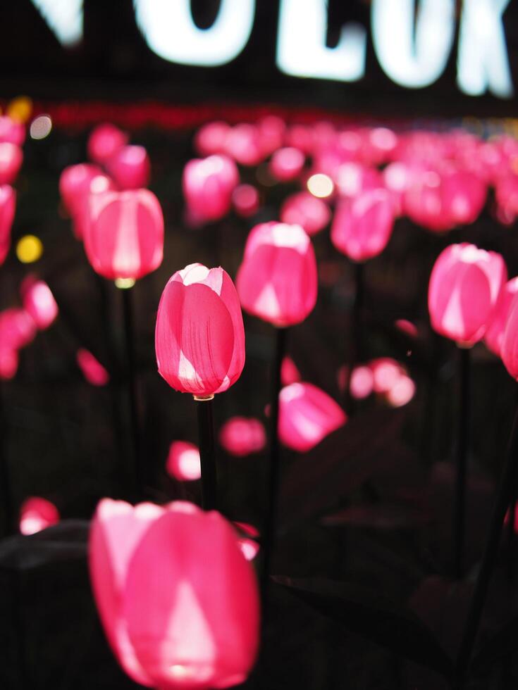 mano fatto tulipano e elettrico leggero lampadina creat per volato leggero fiori celebrare città foto