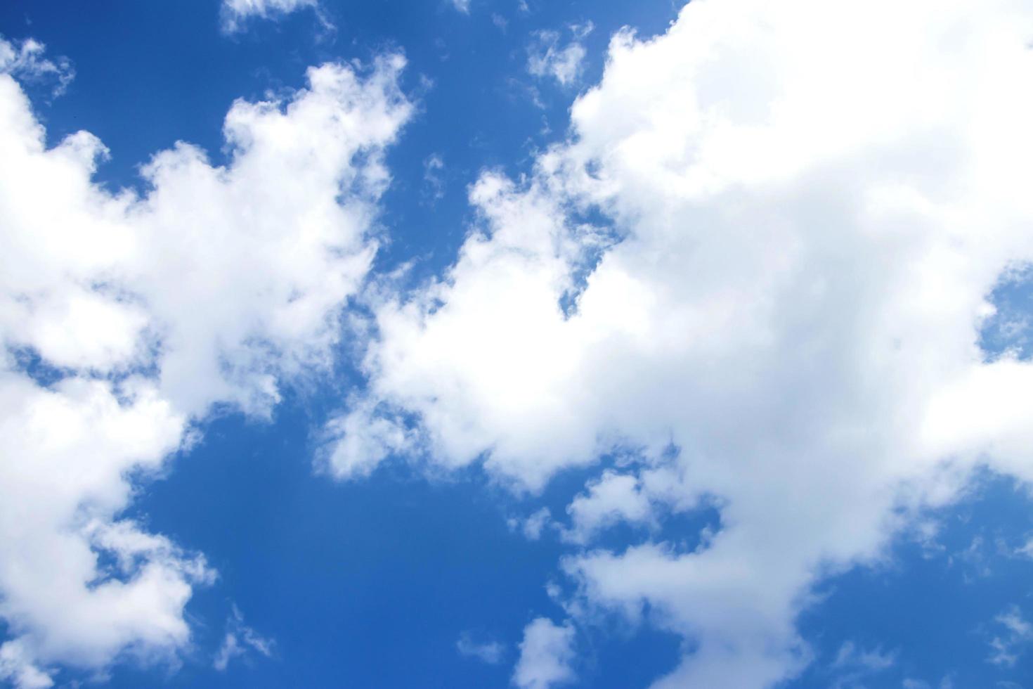 scatto panoramico di un bellissimo paesaggio di nuvole contro il cielo blu foto