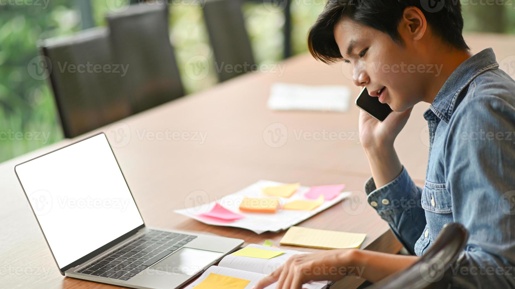 giovani uomini d'affari stanno chiamando per lavorare e utilizzare il laptop. foto