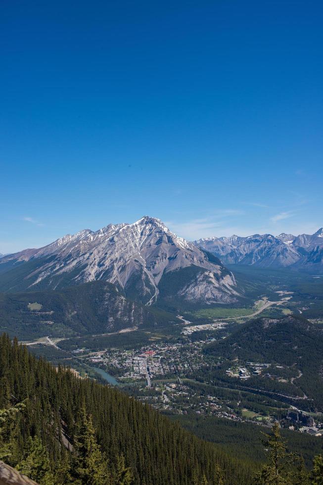 bella vista aerea delle montagne rocciose in primavera, parco nazionale di banff, alberta, canada foto