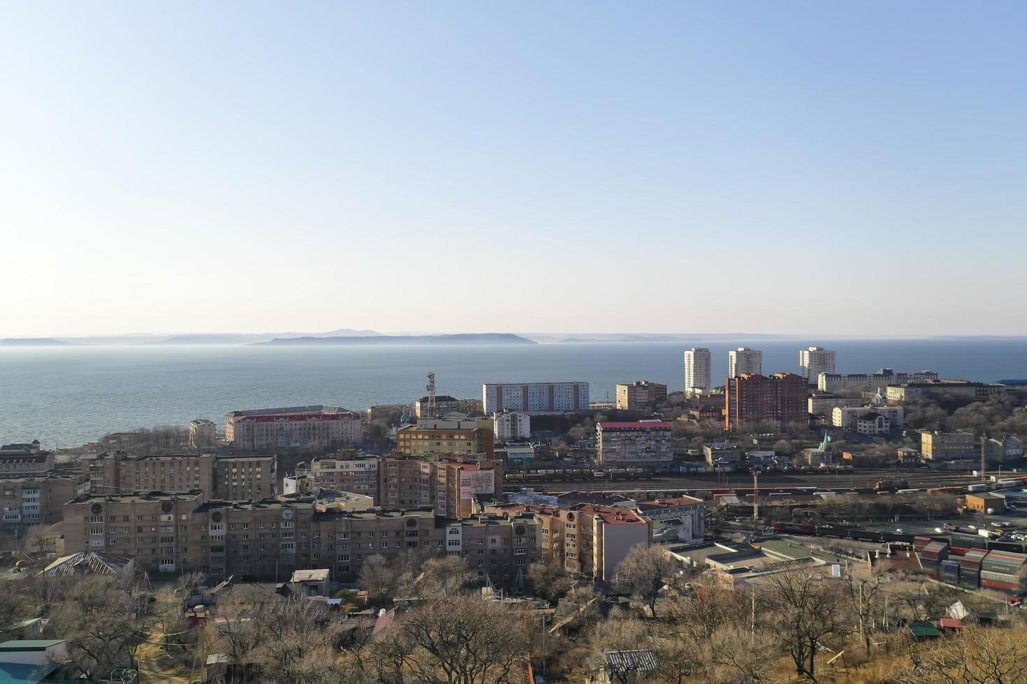 vladivostok, russia. paesaggio urbano contro il cielo blu. foto