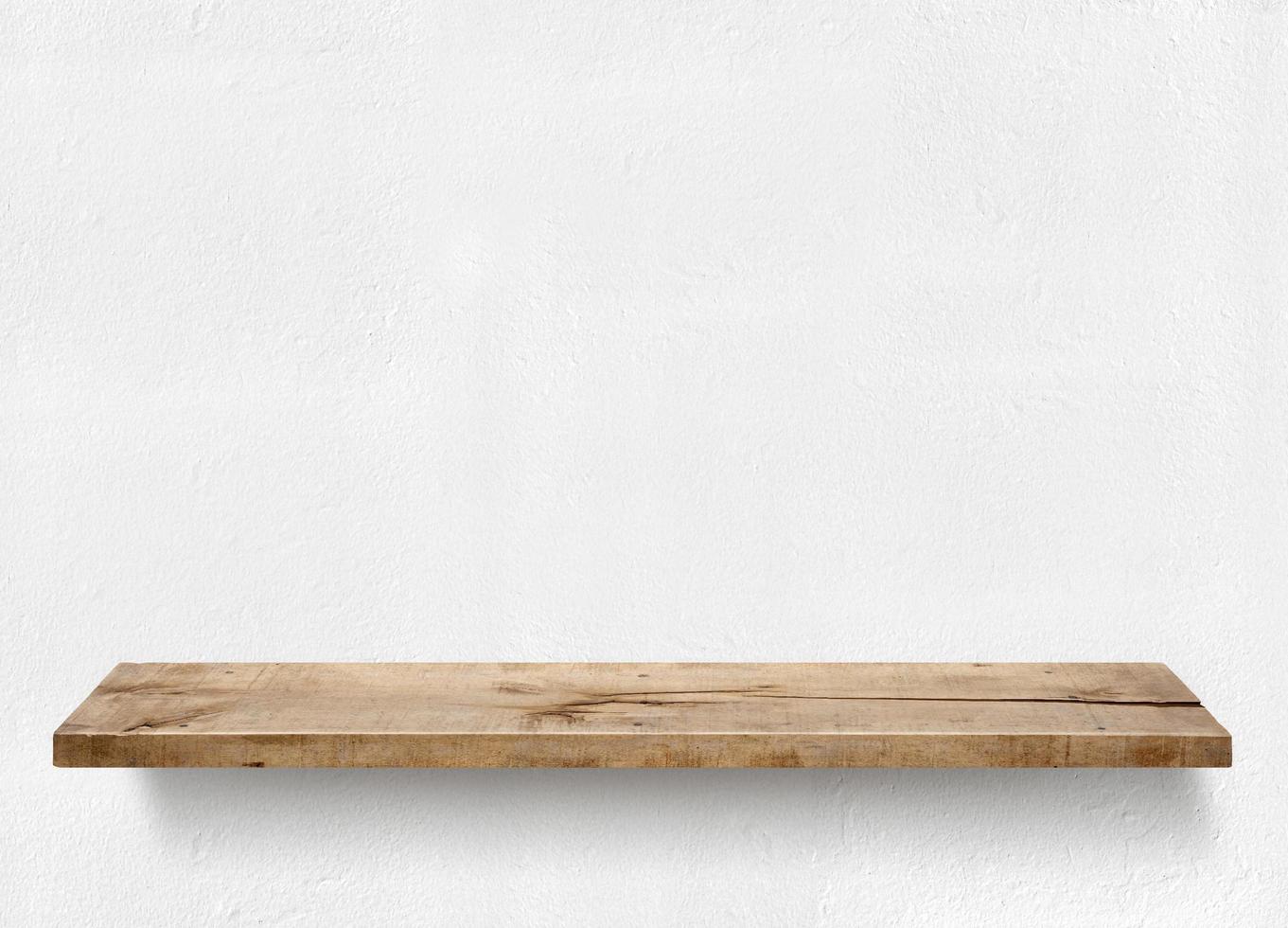 mensola di legno vuota sul muro di cemento. foto