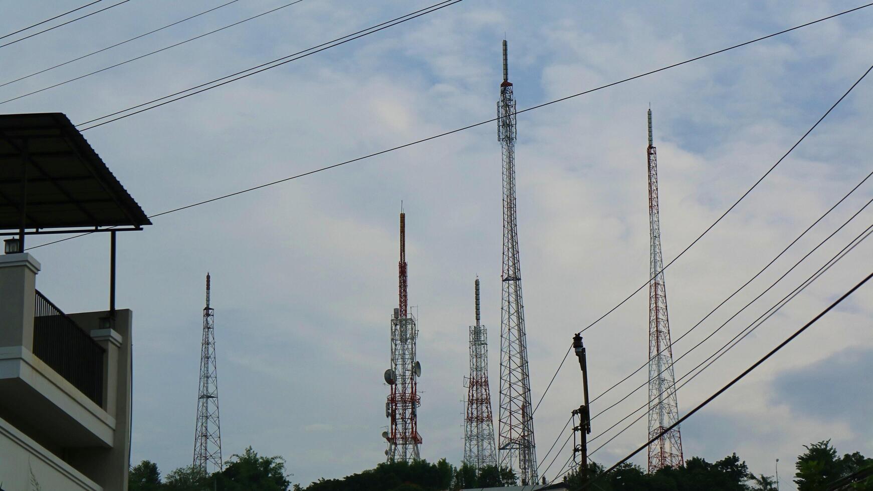 torri di telecomunicazioni esistenti in collina foto