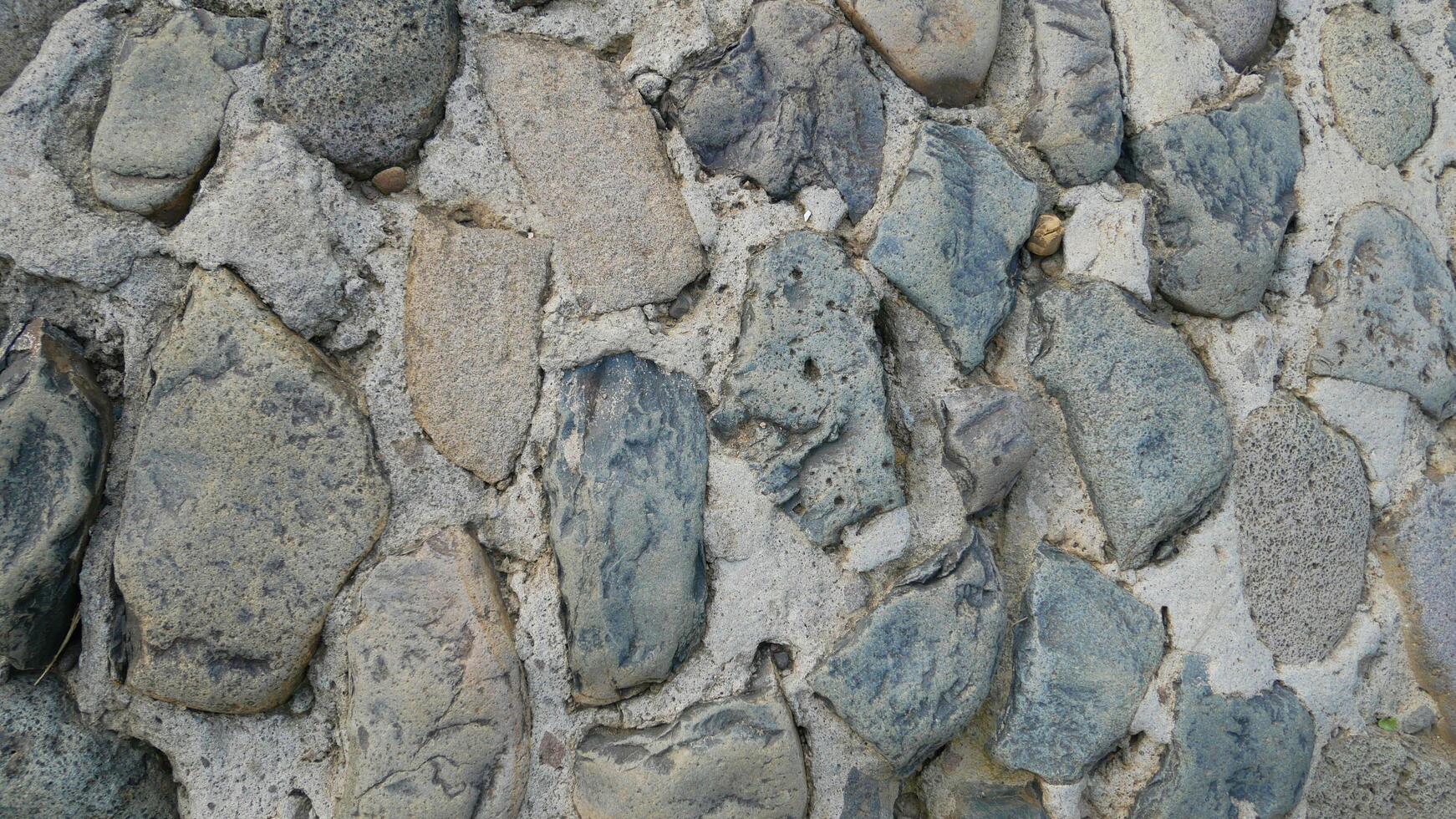 qualche disegno di pietra nel terreno foto