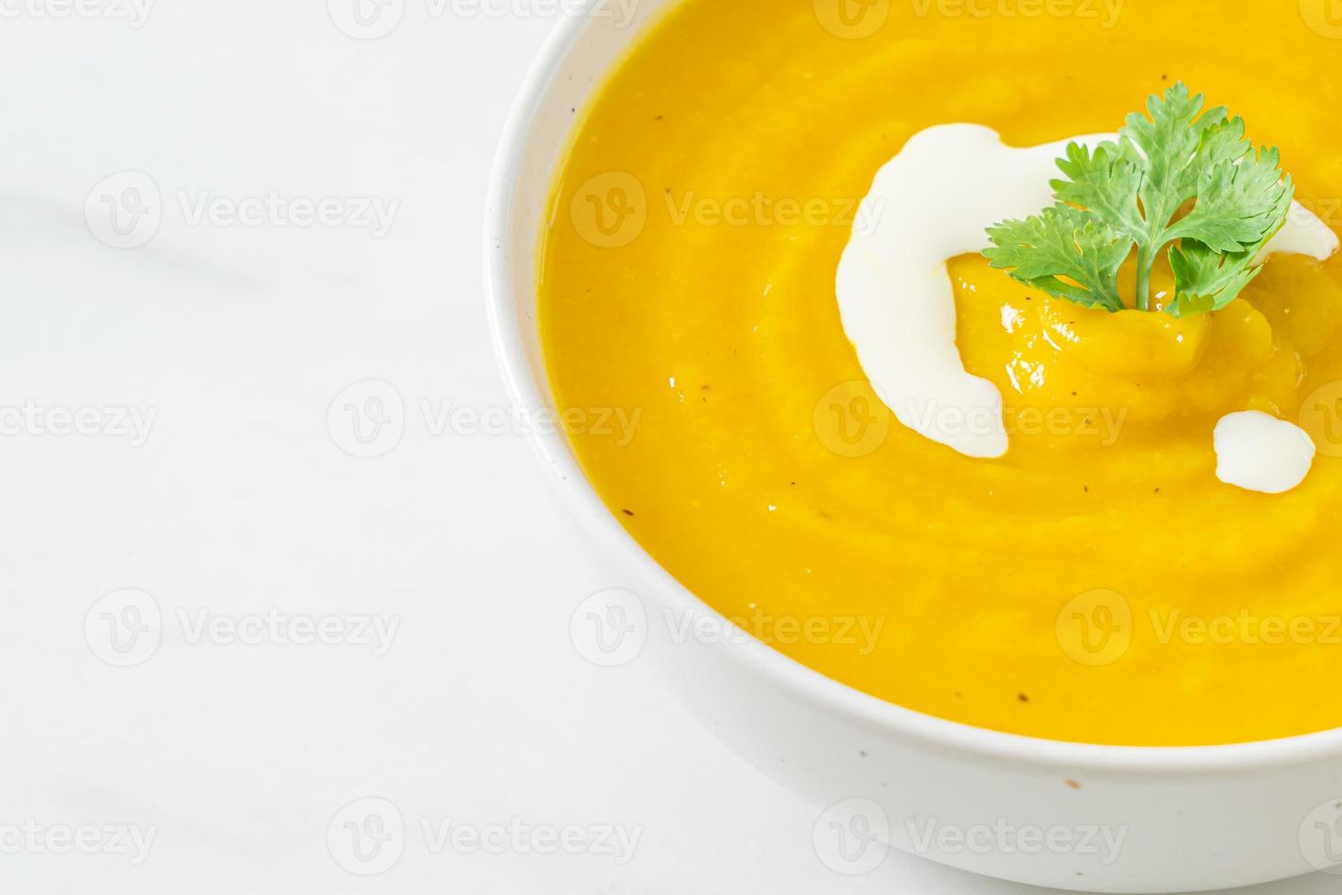 zuppa di zucca in ciotola bianca foto