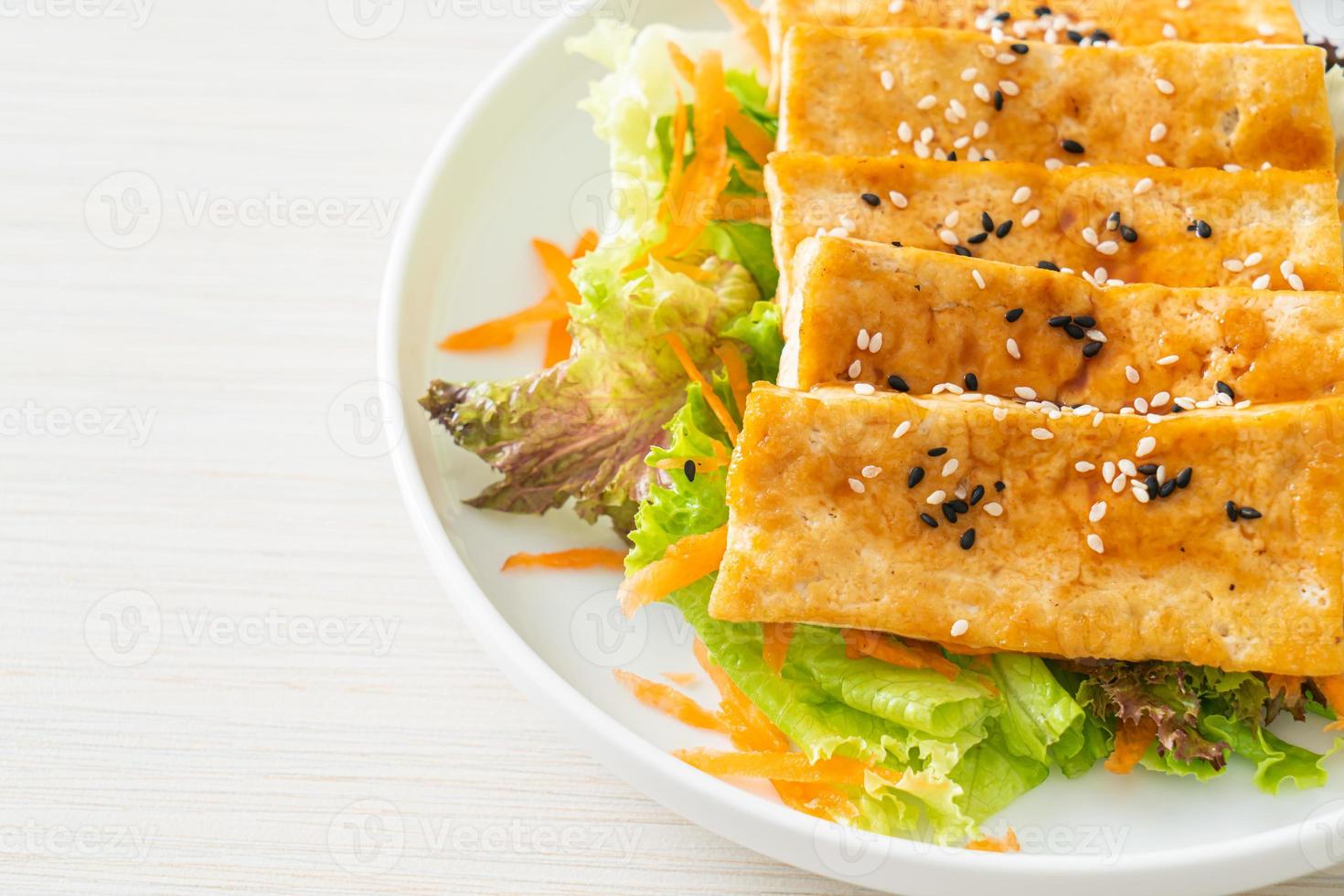 Insalata di tofu teriyaki con sesamo foto