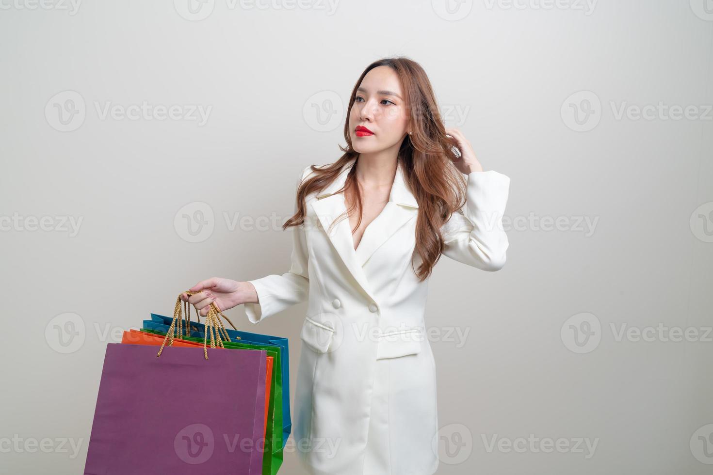 ritratto bella donna asiatica che tiene la borsa della spesa foto