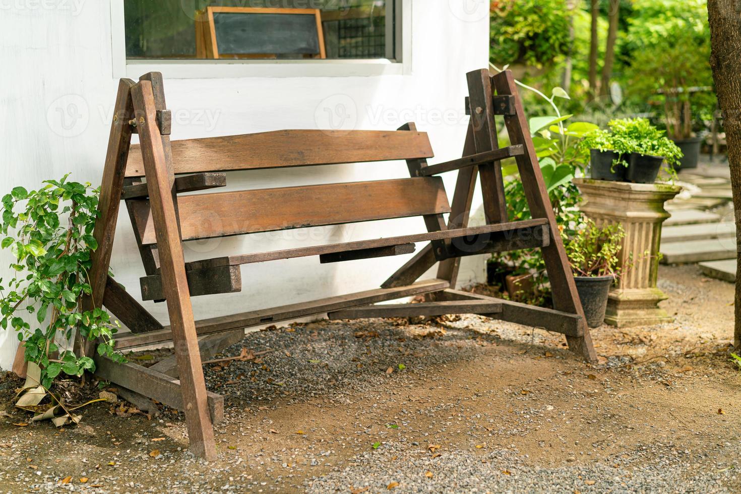 panca di legno vuota in giardino foto