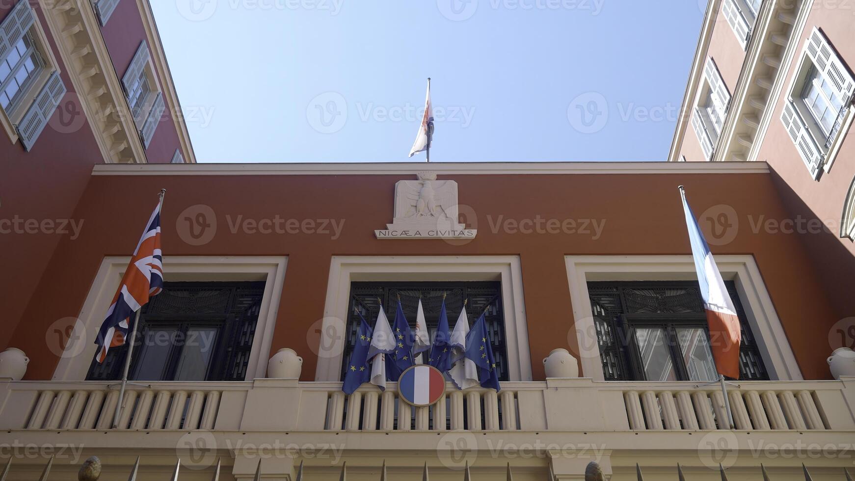 il governo edificio nel Francia. azione. un' piccolo rosso edificio decorato con bandiere contro il blu cielo a partire dal sopra. foto