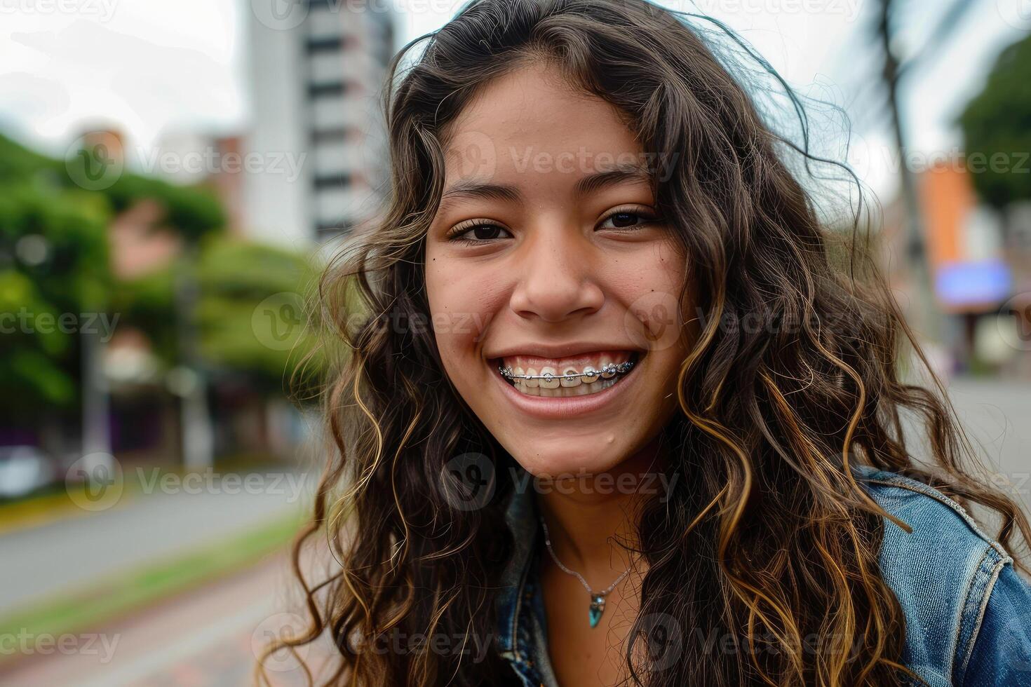 adolescente donna con bretelle sorridente bocca . generativo ai. foto