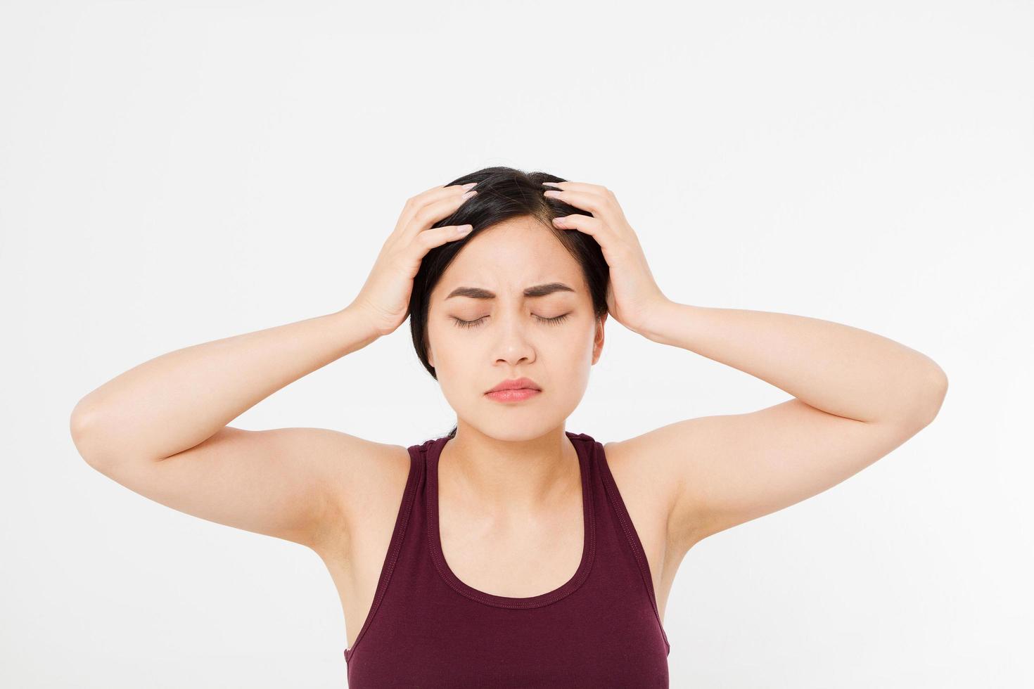 donna giapponese asiatica esausta stressata che ha un forte mal di testa da tensione. ritratto di ragazza malata che soffre di emicrania alla testa, sensazione di pressione e stress. dolore e salute. copia spazio. foto