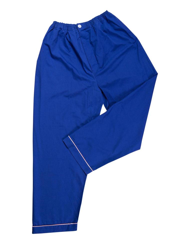 pantaloni blu su sfondo bianco, pantaloni da notte da vicino. pantaloni per dormire foto