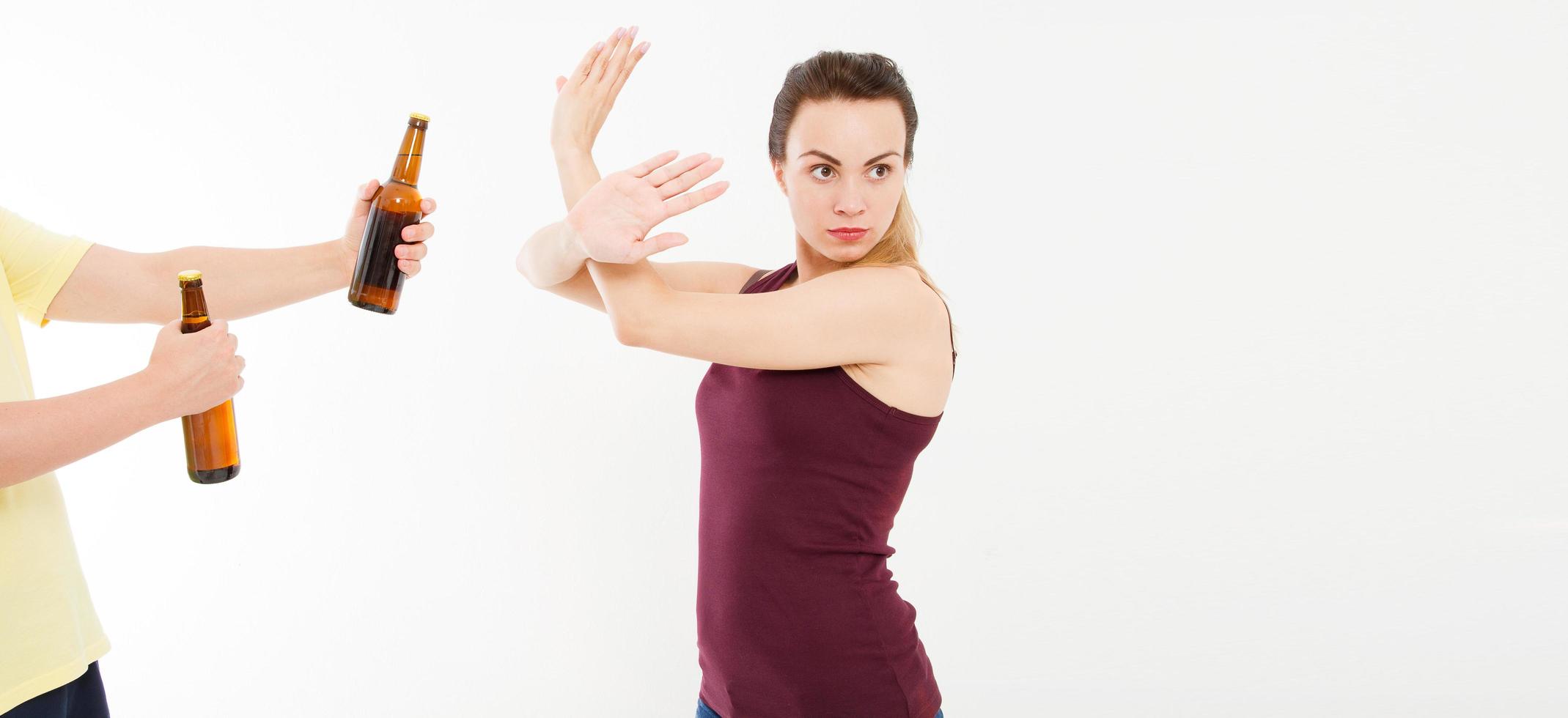 donna, ragazza ha rifiutato di bere alcolici isolati su sfondo bianco. anti alcol concept.copy spazio. anti alcolismo femminile, nessun concetto di cattive abitudini. foto