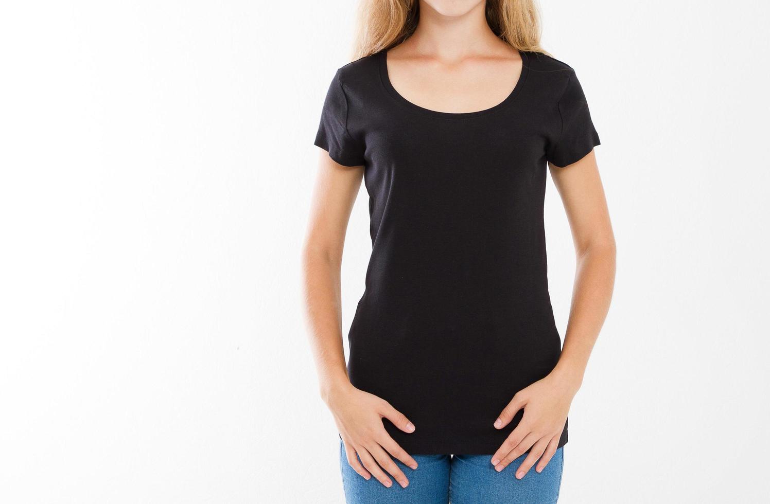vista anteriore e posteriore della giovane donna caucasica in t-shirt elegante nera su sfondo bianco. mock up per il design. copia spazio. modello. vuoto foto