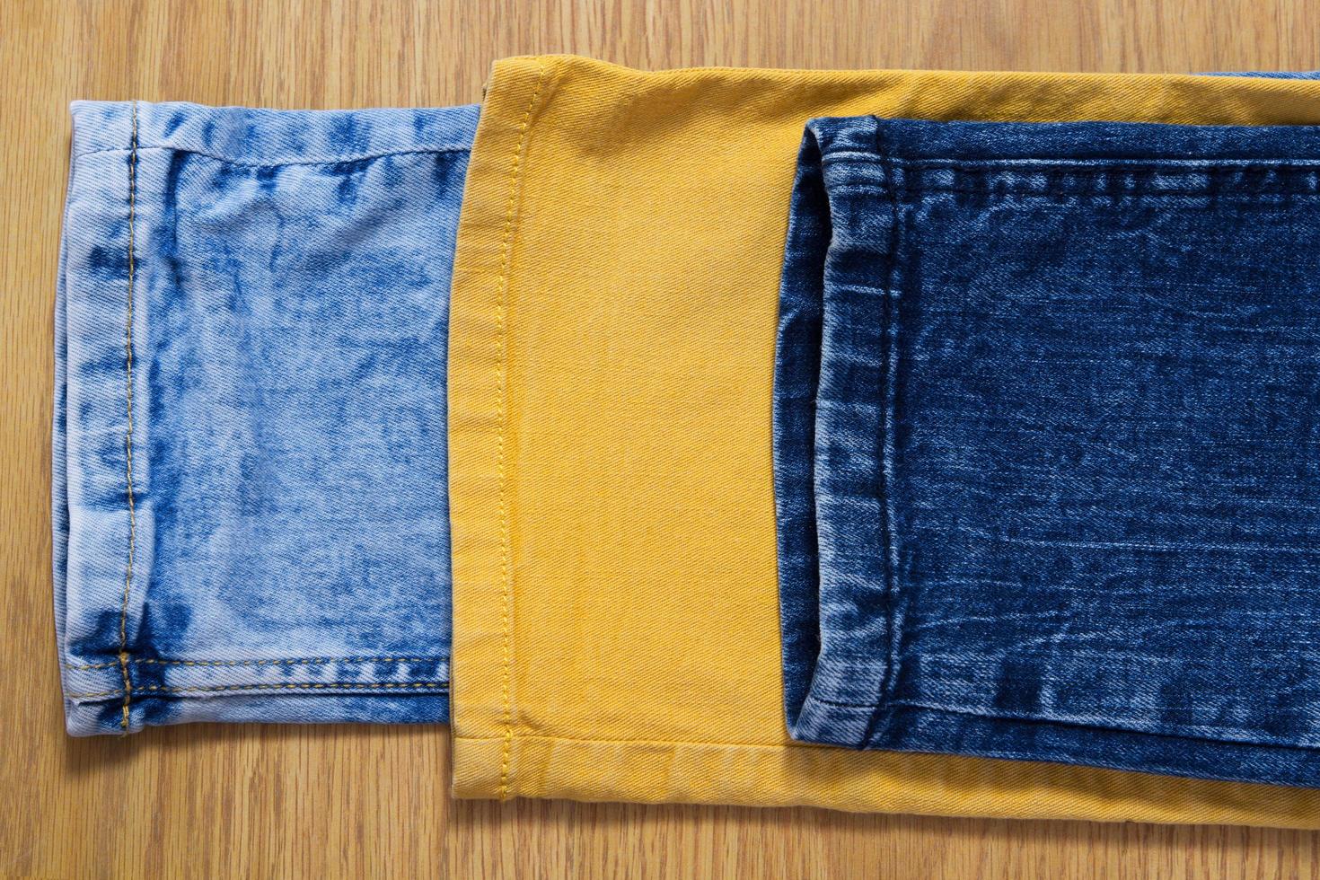 diverse trame di jeans da vicino, diverse trame di denim in primo piano foto