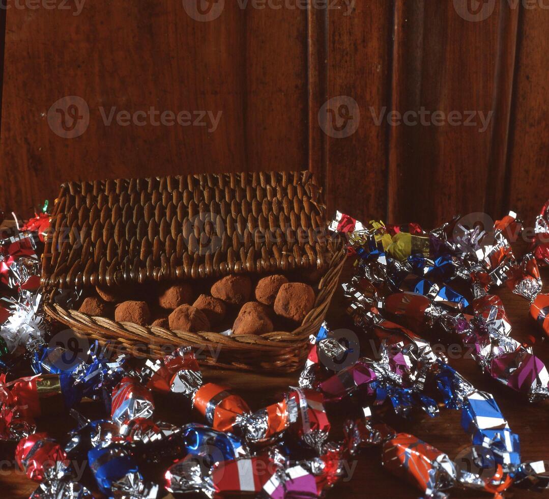 un' cestino di cioccolato coperto caramelle su un' tavolo foto