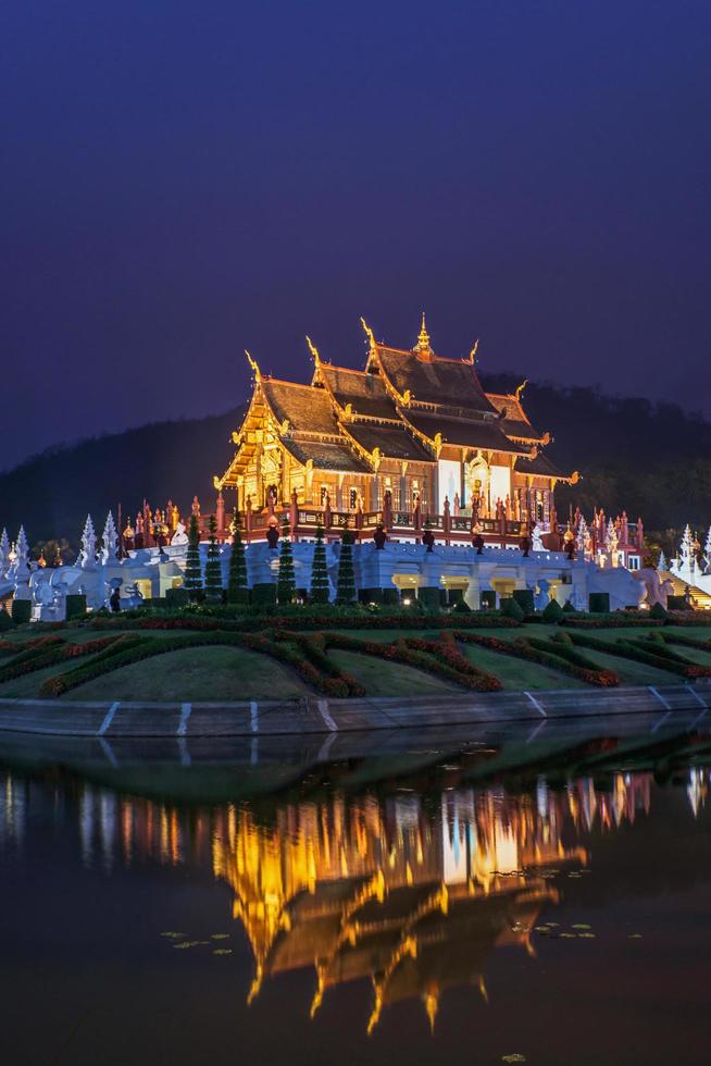 scena del padiglione reale al crepuscolo a chiang mai, thailandia foto