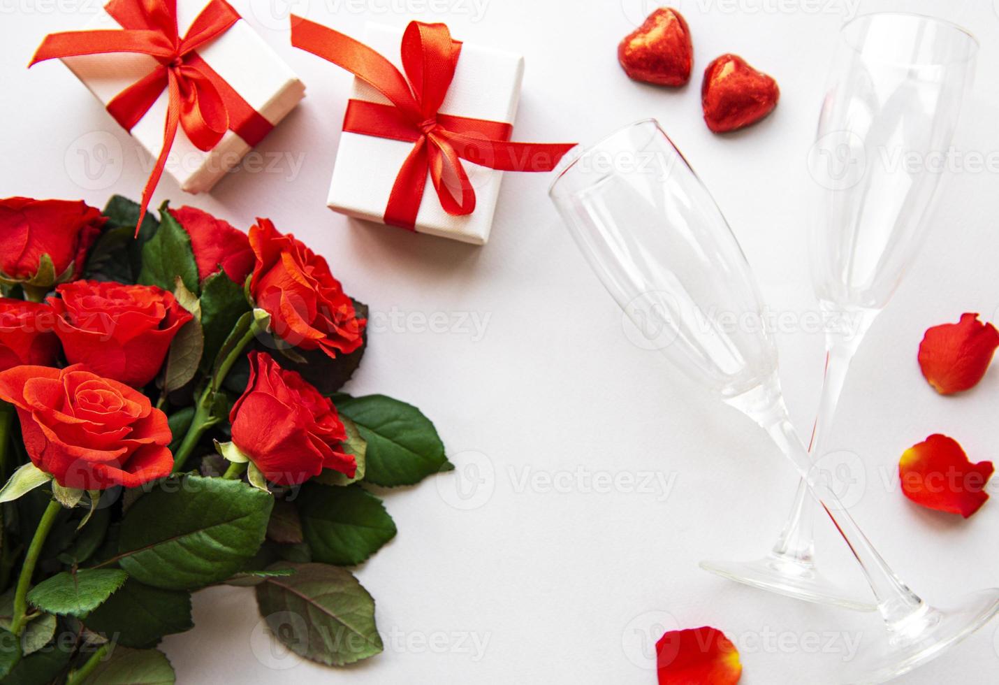 rose rosse e bicchieri foto