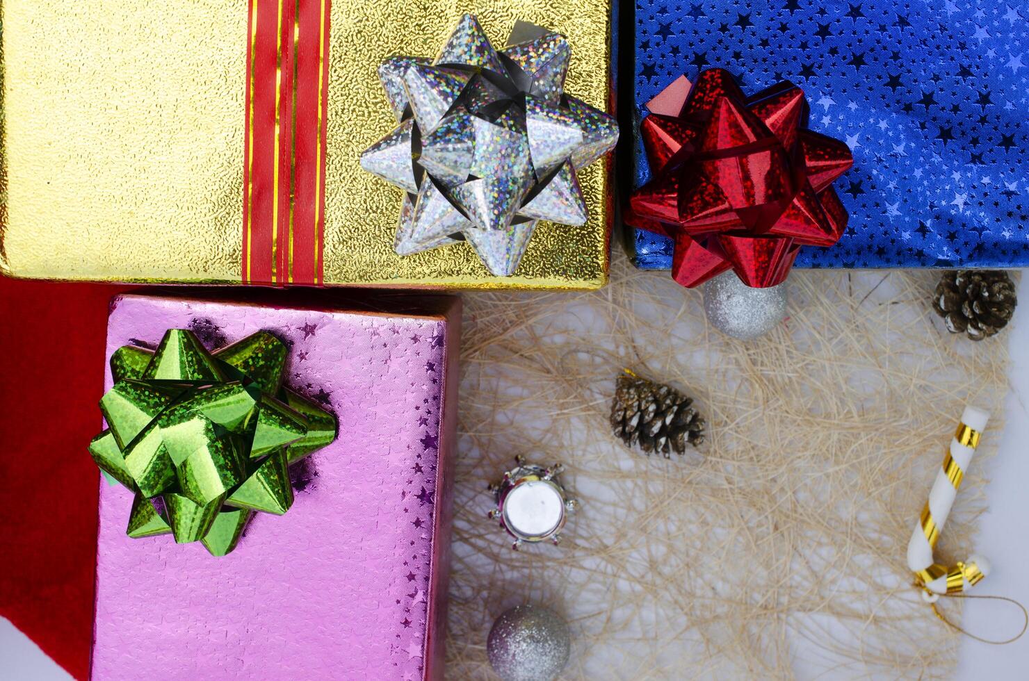 scatola regalo di natale e sfondi decorativi sopra, viste dall'alto foto