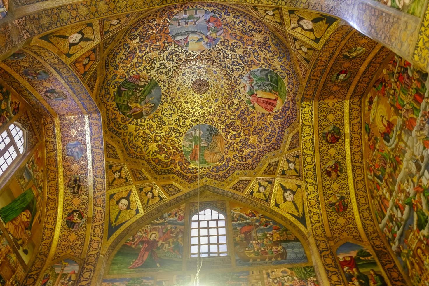 nuova julfa isfahan, iran, 2016 - interni della famosa architettura antica. bella parete ornata e soffitto all'interno del vank o della cattedrale del santo salvatore armeno. foto