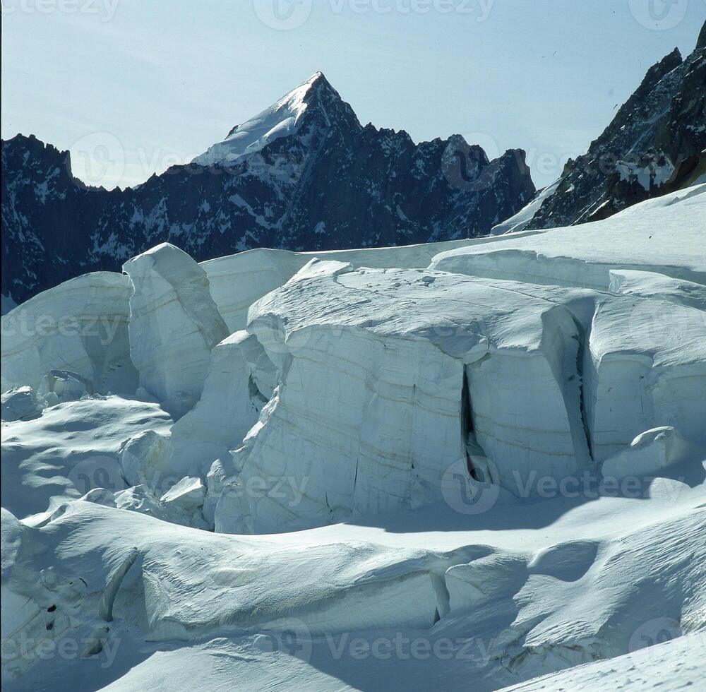 un' montagna gamma nel il sfondo foto