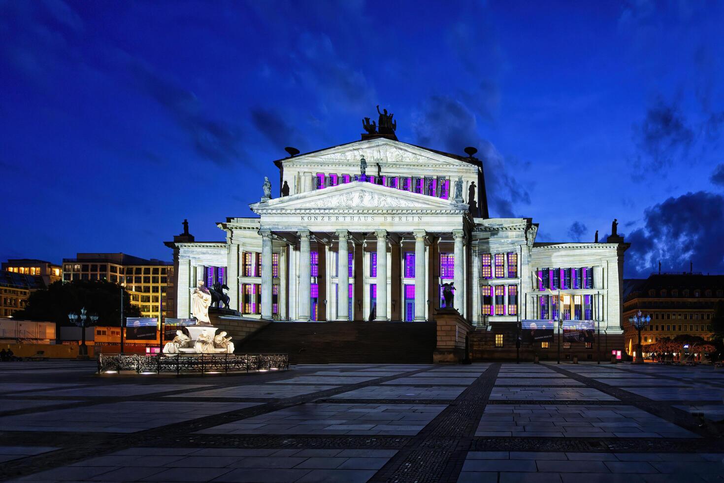 Berlino, Germania, 2021 - Berlino concerto sala e schiller monumento durante il Festival di luci, gendarmeria quadrato, sotto tana tiglio, Berlino, Germania foto