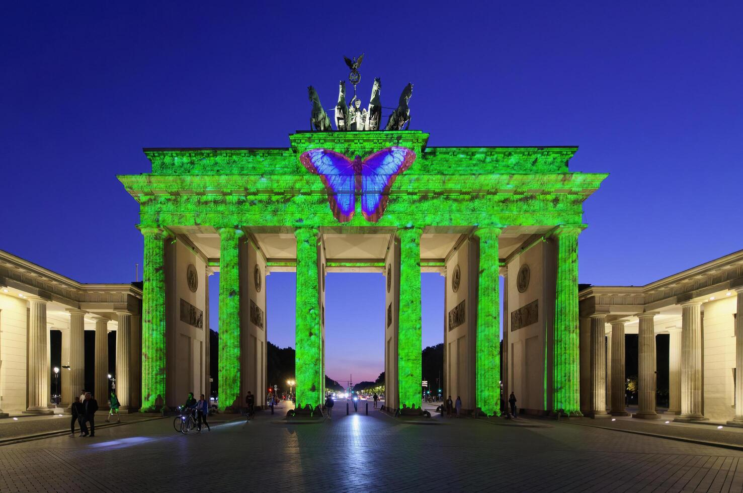 Berlino, Germania, 2021 - Brandeburgo cancello durante il Festival di luci, pariser quadrato, sotto tana tiglio, Berlino, Germania foto