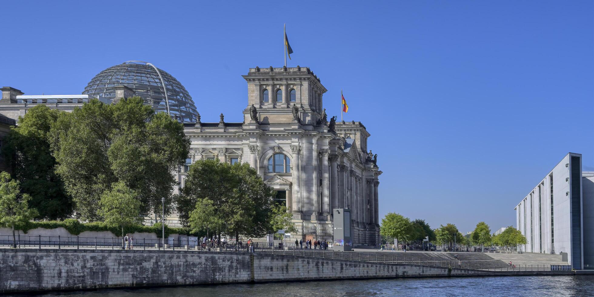 Berlino, Germania, 2021 - reichstag edificio e Paolo loebe Casa lungo il baldoria fiume, Tedesco Bundestag, governo quartiere, giardino d'inverno, Berlino, Germania foto