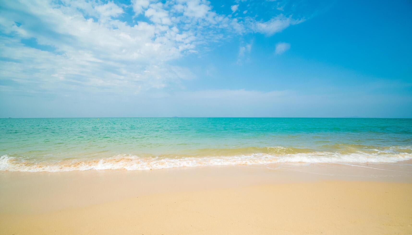 bellissimo orizzonte paesaggio estate panorama davanti Visualizza punto tropicale mare spiaggia bianca sabbia pulito e blu cielo sfondo calma natura oceano bellissimo onda acqua viaggio a sai Kaew spiaggia Tailandia foto