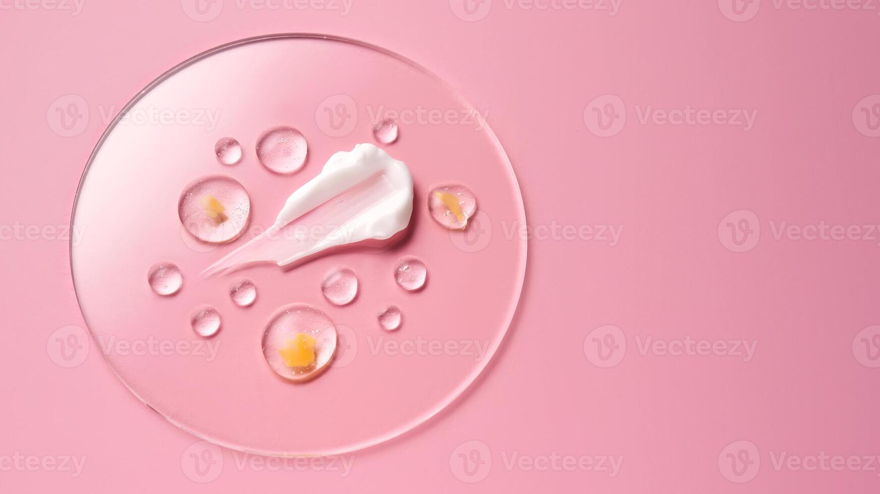 gel, siero e un' crema su un' trasparente il giro In piedi su un' rosa sfondo. foto