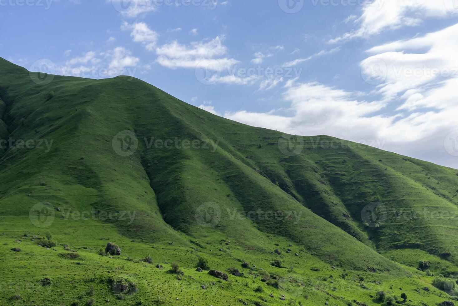 paesaggio di verde prato su montagne e blu cielo nel estate foto