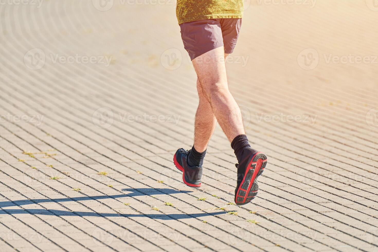 in esecuzione uomo su strada foto