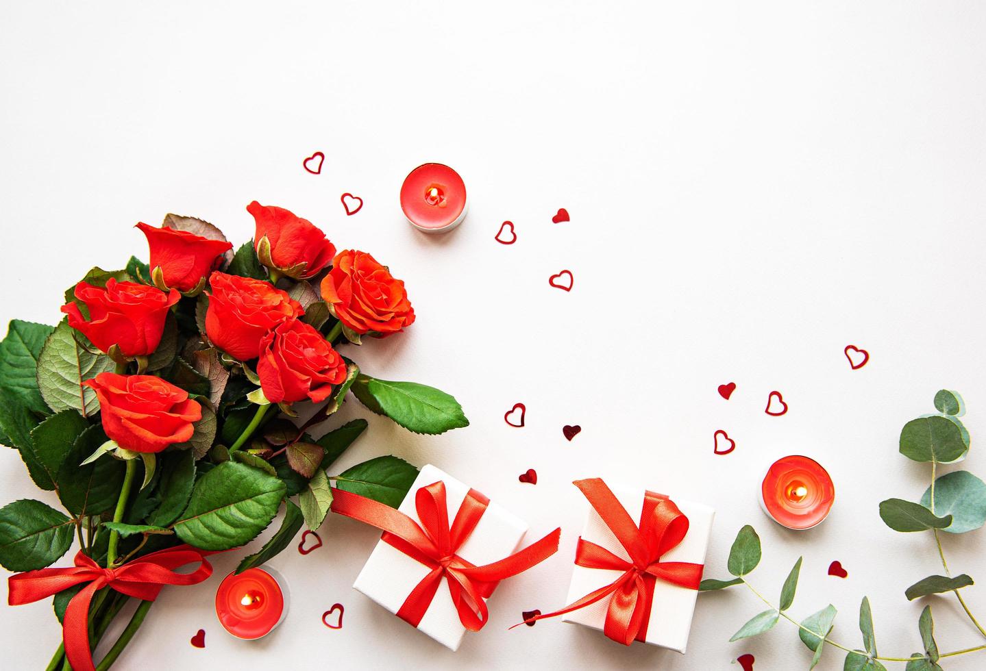 rose rosse e confezioni regalo foto