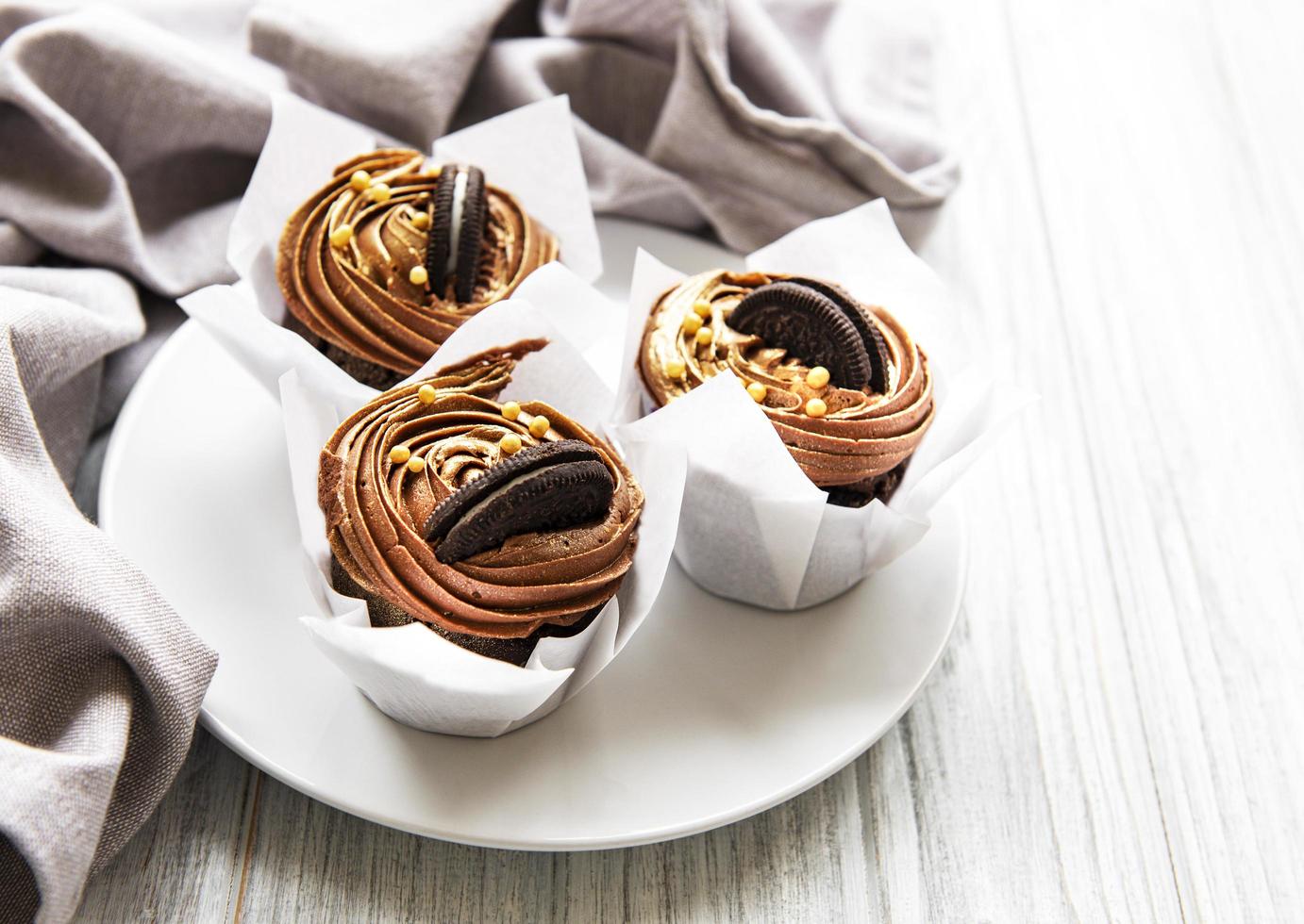 cupcakes al cioccolato nel piatto foto