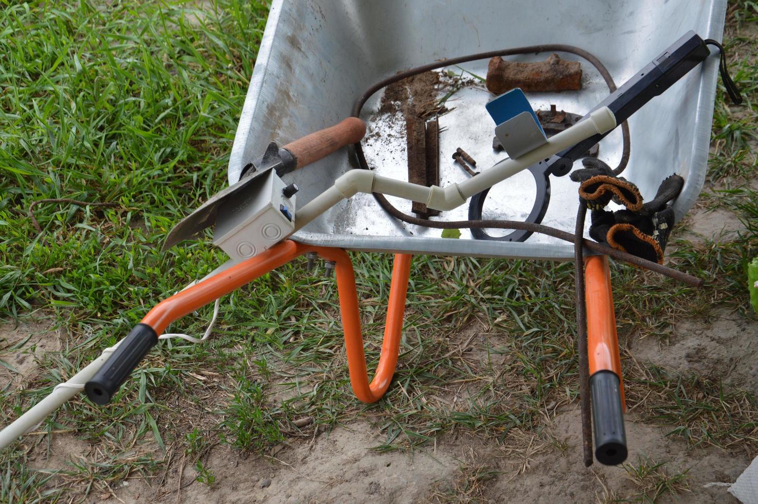 gli artefatti del tradimento con un metal detector foto