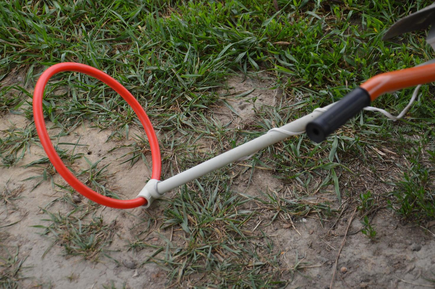 gli artefatti del tradimento con un metal detector foto