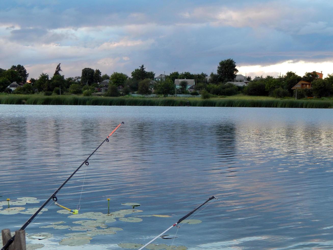 arnesi da pesca per canne da pesca, galleggianti, reti foto