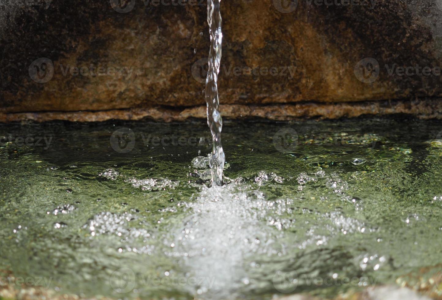 getto d'acqua della fontana antica foto