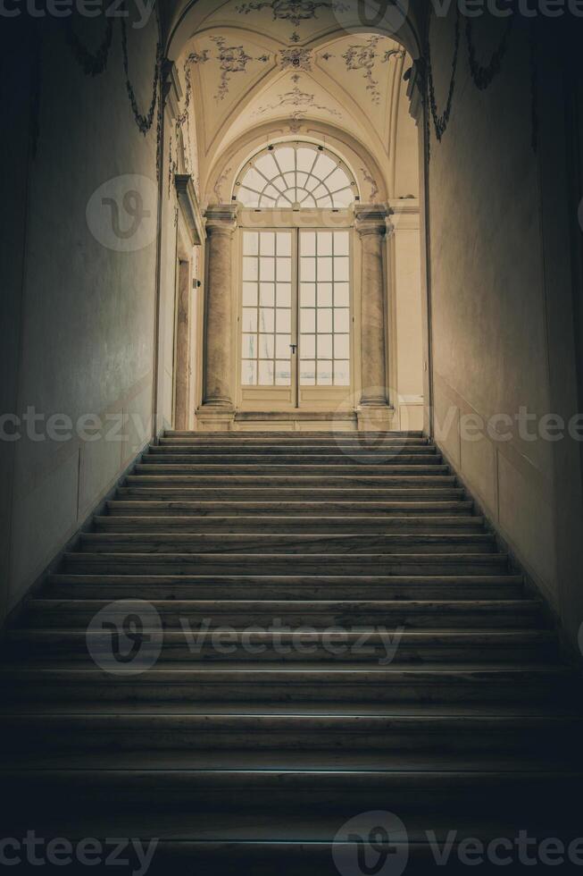 antico buio scala - grunge interno, nessuno, vuoto edificio architettura, finestra. foto