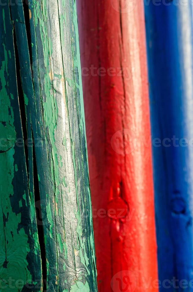 tronchi di legno dipinti di verde e rosso e blu foto