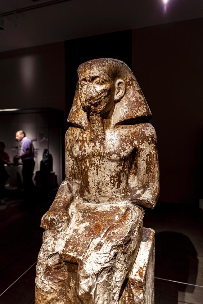 torino, italia, 3 giugno 2015 - statua del governatore wakha, figlio di neferhotep nel museo egizio di torino, italia. museo ospita una delle più grandi collezioni di antichità egizie più di 30.000 manufatti. foto