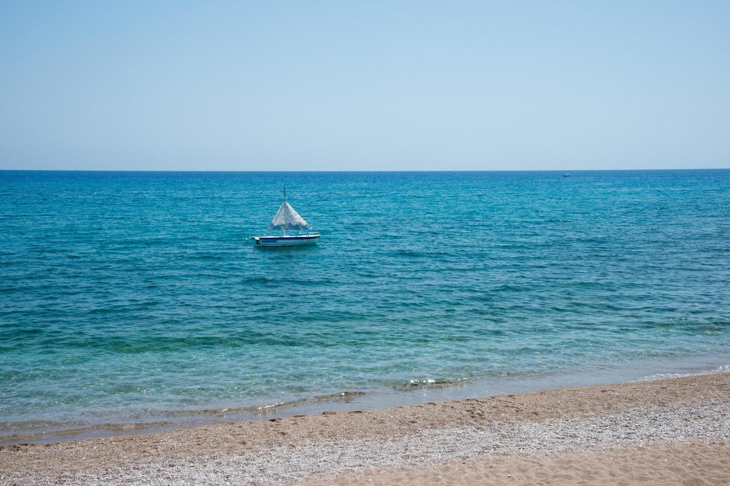 bellissima spiaggia senza persone e acqua blu trasparente vicino a Lindos, Rodi foto