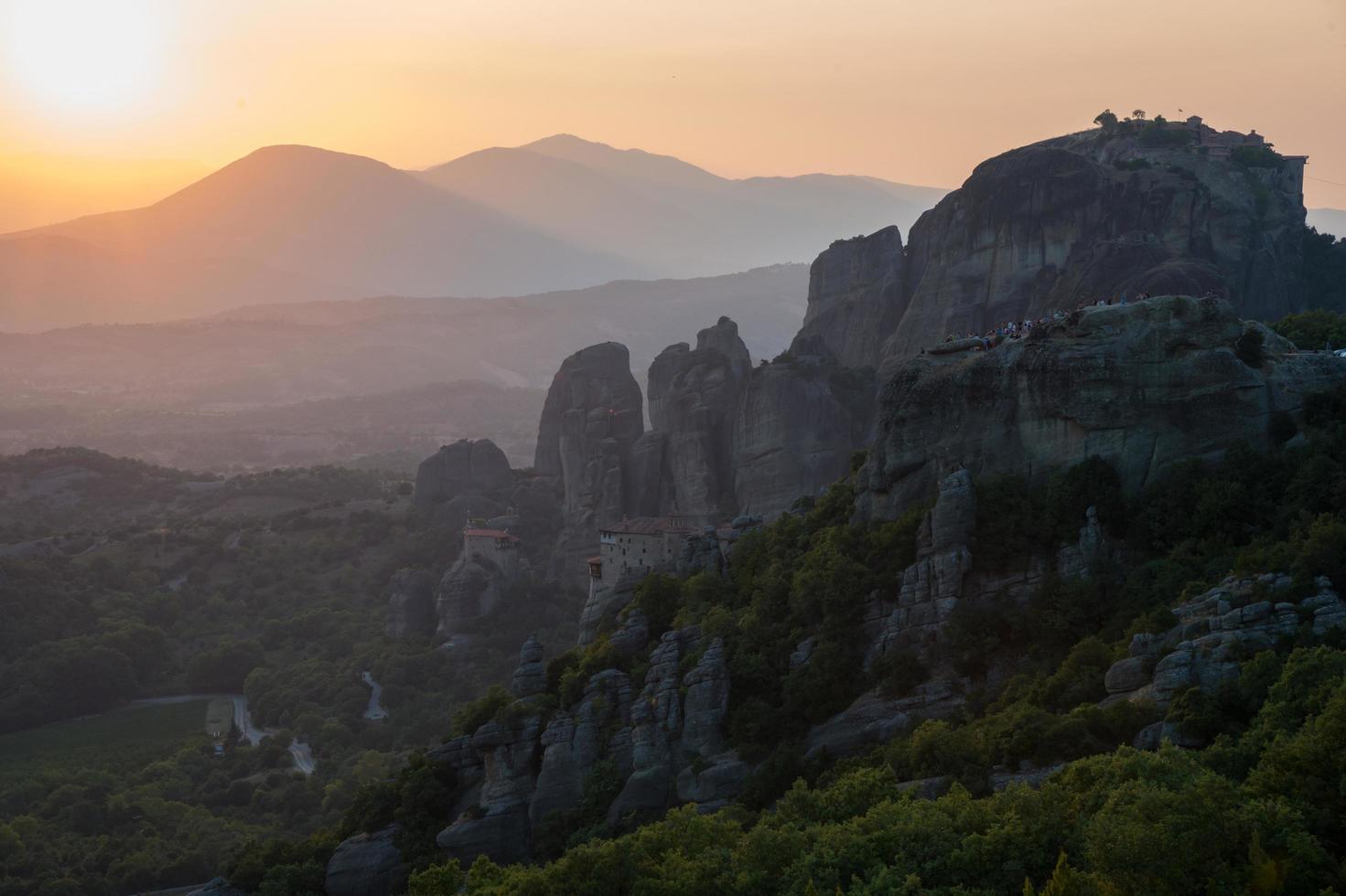 paesaggio delle montagne di meteora, grecia al tramonto foto