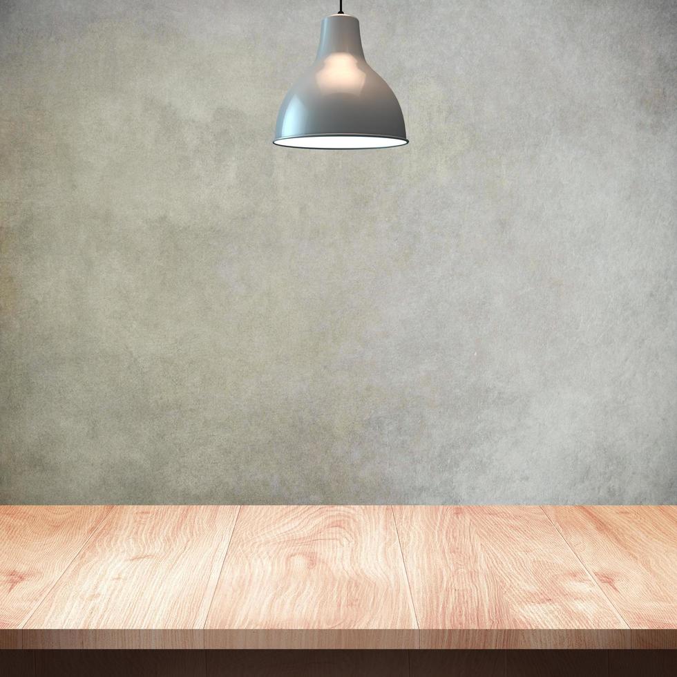 tavolo in legno con lampada e sfondo a parete foto