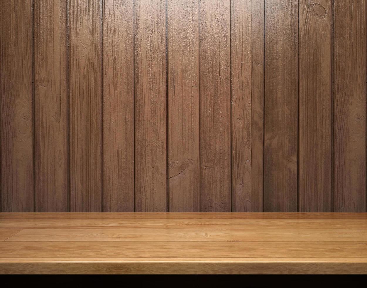 tavolo di legno vuoto su sfondo di legno foto