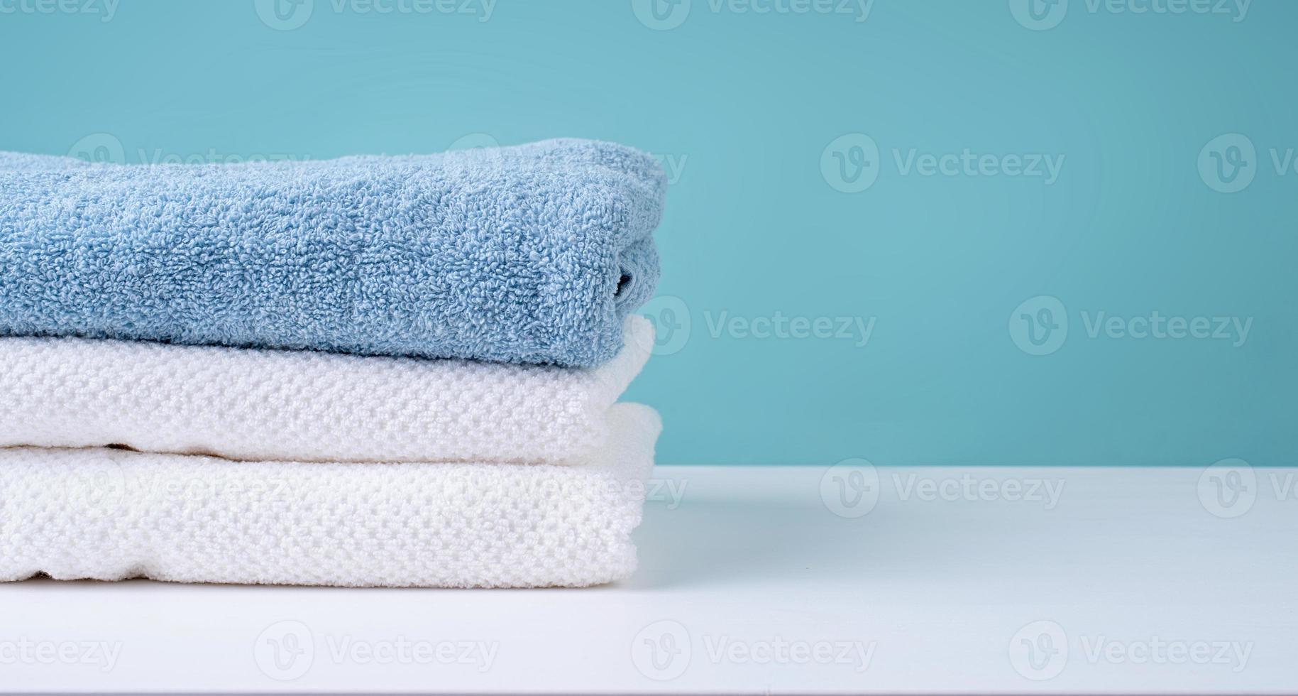pila di asciugamani puliti su sfondo blu foto